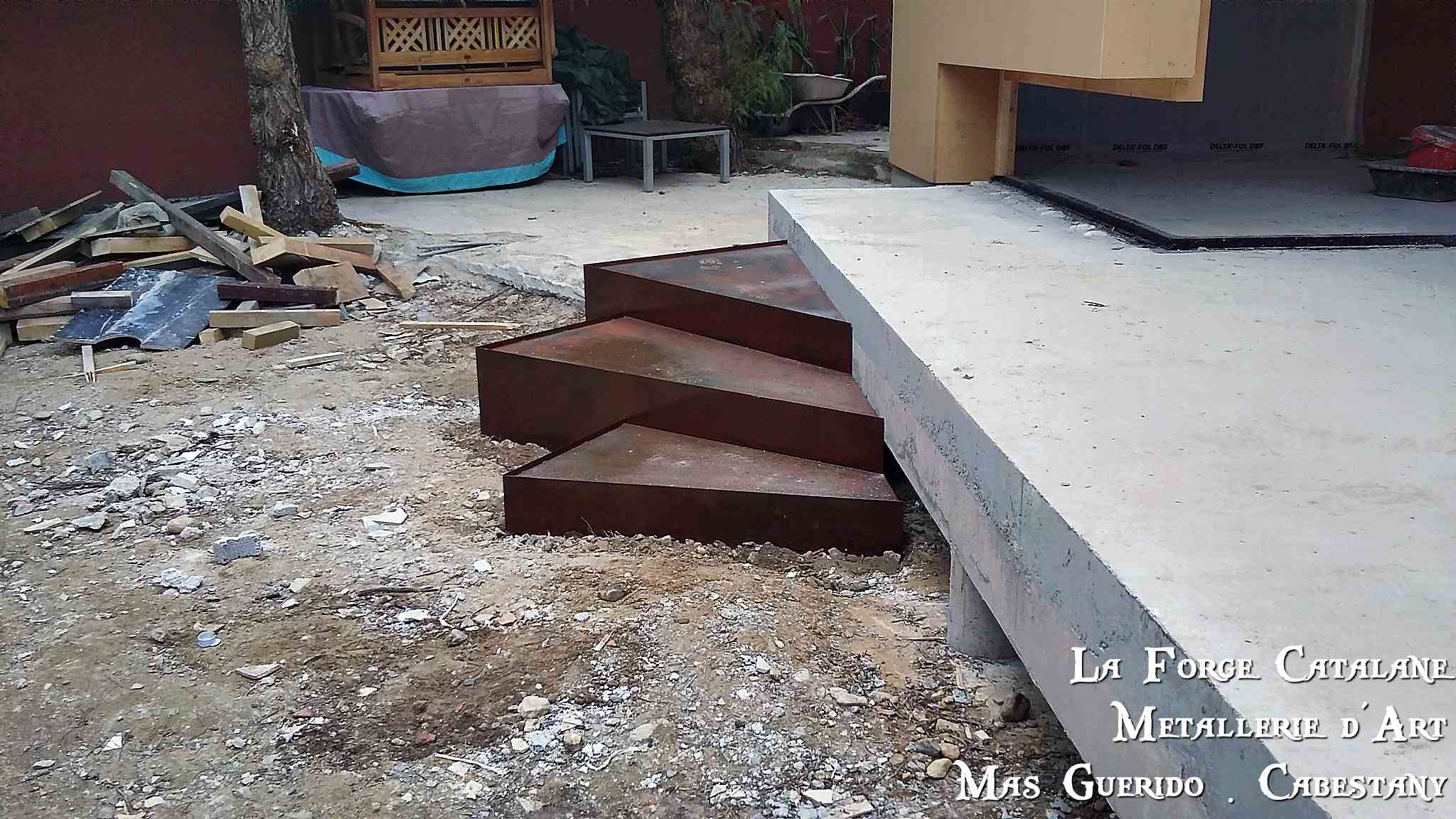 escalier 3 marches caissonnees (1) acces jardin forge catalane.jpg